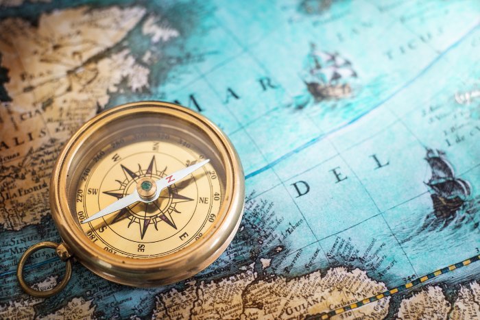 Kompass auf alter Seekarte