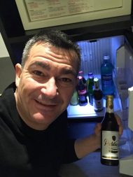 Sagt beim Check-in ins Intercity Hotel in Frankfurt der freundliche Herr an der Rezeption: »Die Minibar ist für Sie kostenlos, trinken Sie alles aus.«   Na dann, Prost!