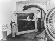 Zwei Angestellte tragen um 1960 Claude Monets Bild »Boot auf der Epte« durch die Tresortür zum Eingang des Iron Mountain Archivcenters in den USA. Und was für einen Monet recht ist, kann für Vertragsunterlagen und Steuerakten nur billig sein, findet der Anbieter (Bild: Iron Mountain).