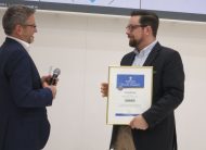 Matthias Frühauf, Regional Presales Manager DACH bei Veeam, erhält auf der CeBIT 2017 von Techconsult den Award überreicht (Bild: speicherguide.de)