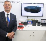 Raimund Genes, CTO von Trend Micro, zeigte uns auf der CeBIT 2017 Consumer-Produkte von Trend Micro, die (bislang) nur auf asiatischen Märkten verfügbar sein (Bild: speicherguide.de)