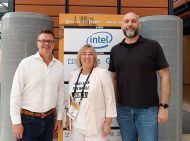 Kerstin Mende-Stief mit Jim Zemlin, Linux Foundation und Greg Kroah-Hartman, Linux-Kernel-Entwickler (Foto: speicherguide.de).