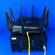 Das gelbe LAN-Kabel verbindet den 2,5-Gbit-Port des WiFi-6-WLAN-Routers Asus GT-AX11000 mit dem 10-Gbit-Port einer Synology DS1618+ NAS-Speicher-Station (Bild: Harald Karcher).