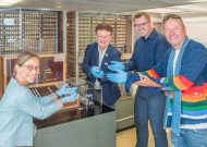 Übergabe vor dem historischen Zuse-Computer Z3: Kuratorin Luise Allendorf-Hoefer vom Deutschen Museum, Generaldirektor Wolfgang M. Heckl (mit dem Sycamore), Markus Hoffmann und Hartmut Neven von Google (Foto: Deutsches Museum/Hubert Czech).