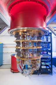 So sieht der »Kühlschrank« des Quantencomputers aus (Foto: Google).