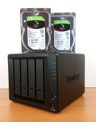Synology »DiskStation DS918+« und zwei Seagate »IronWolf 6TB« kosten zusammen ca. 862 Euro (Bild: Harald Karcher).