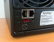 Die zwei 1-Gbit-Ports der Synology DS819+ haben zwei verschiedene MAC-Adressen. Bei Bedarf kann man sie per Link-Aggregation zu einen 2-Gbit-Anschluss zusammenschalten (Bild: Harald Karcher).