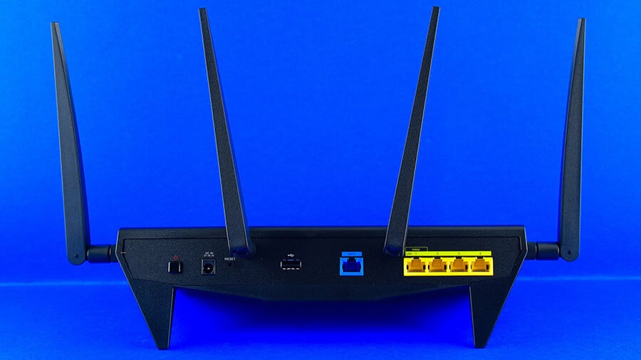 Der Synology RT2600ac WLAN-Router funkt WiFi-5 bis 1.733 Mbit/s aus vier Antennen. NAS-Stationen kann man an die gelben 1-GbE-LAN-Ports anschließen (Bild: Harald Karcher).