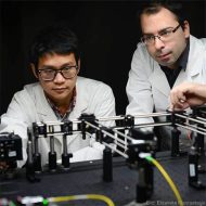Xuanzhao Pan und und Dr. Nicolas Riesen im Zukunfts-Laserlabor der University of Adelaide (Bild: Elizaveta Klantsataya).