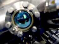 Blick ins Photoemissionsmikroskop: Im sogenannten NanoESCA werden resistive Speicherelemente mittels energiegefilteter Photoelektronenemissionsmikroskopie abgebildet. (Bild: Forschungszentrum Jülich/Regine Panknin)