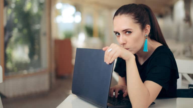 Datensicherheit 2022: So verunsichert sind die Deutschen wirklich 1 Frau shutterstock 1786345391 1920