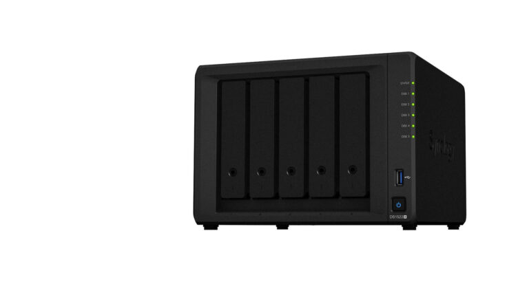 An kleine Firmen, Büros und fortgeschrittene Heimnutzer richtet sich Synology mit seinem neuen 5-Bay-NAS, »DiskStation DS1522+.