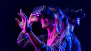 Frau mit VR-Brille im Metaverse