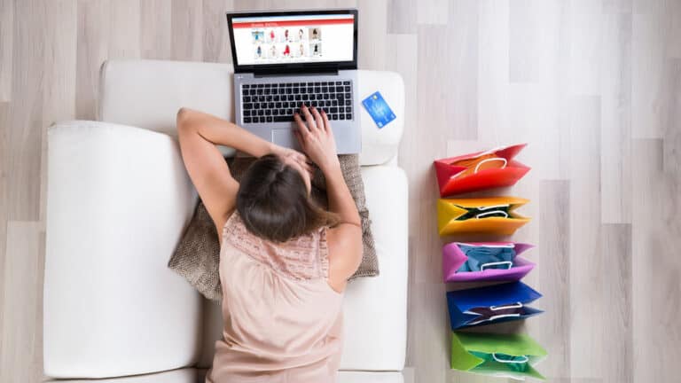 Deutsche Verbraucher präferieren Online-Handel – nicht nur für Weihnachtseinkäufe 1 Online Shopping shutterstock 382913758 1920