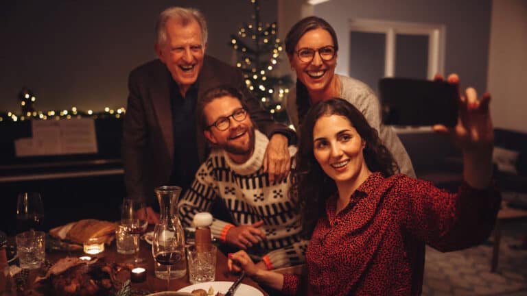 Weihnachten Smartphone shutterstock 1861753798