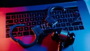 Cyber Crime, Handschellen
