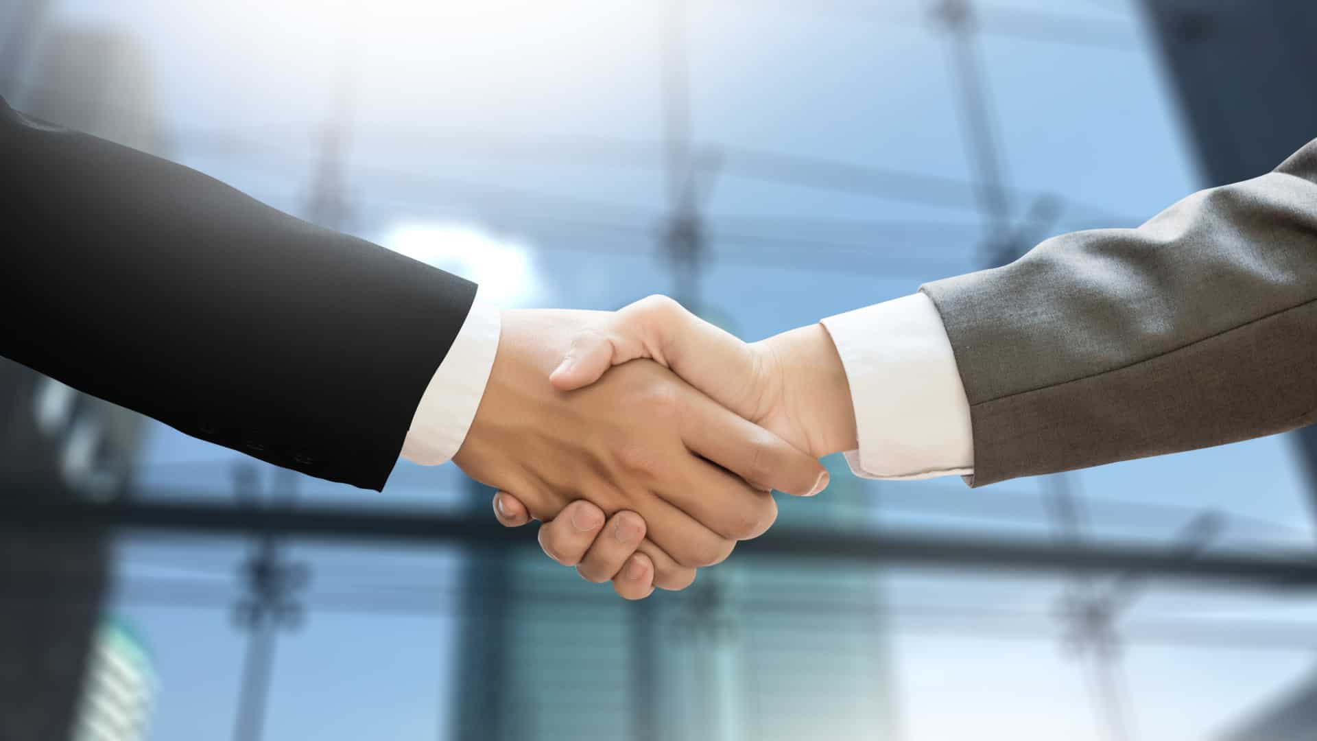 деловая встреча. бизнесмены жмут руки. любое сотрудничество. успешные переговоры. любое сотрудничество.