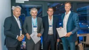v.l.n.r.: Thilo Nagler (SNP), Thomas Kastner (sdcsoft), Uwe Temmer (sdcsoft) und Gero Riedesel (SNP) nach der offiziellen Vertragsunterzeichnung auf der Transformation World 2023