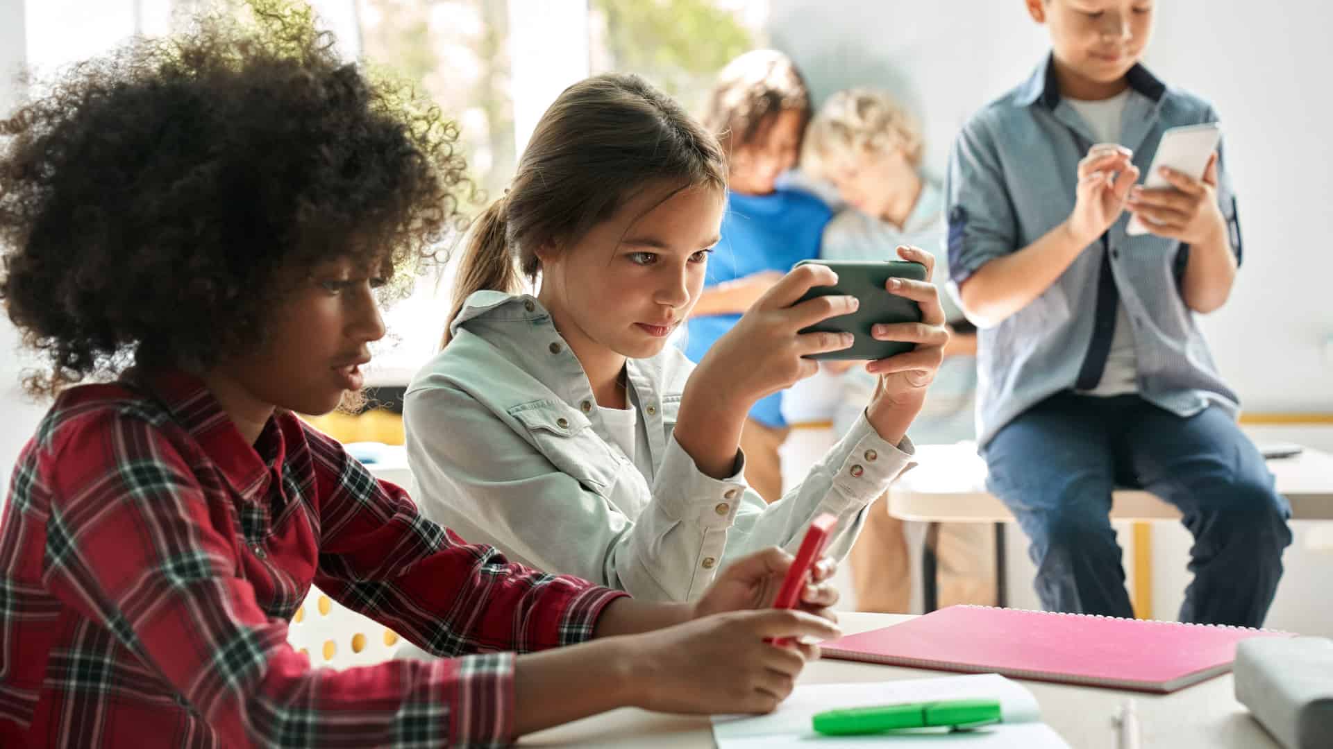 Bildungsminister setzt auf Medienkompetenz statt Handyverbot 9 Schule Smartphone