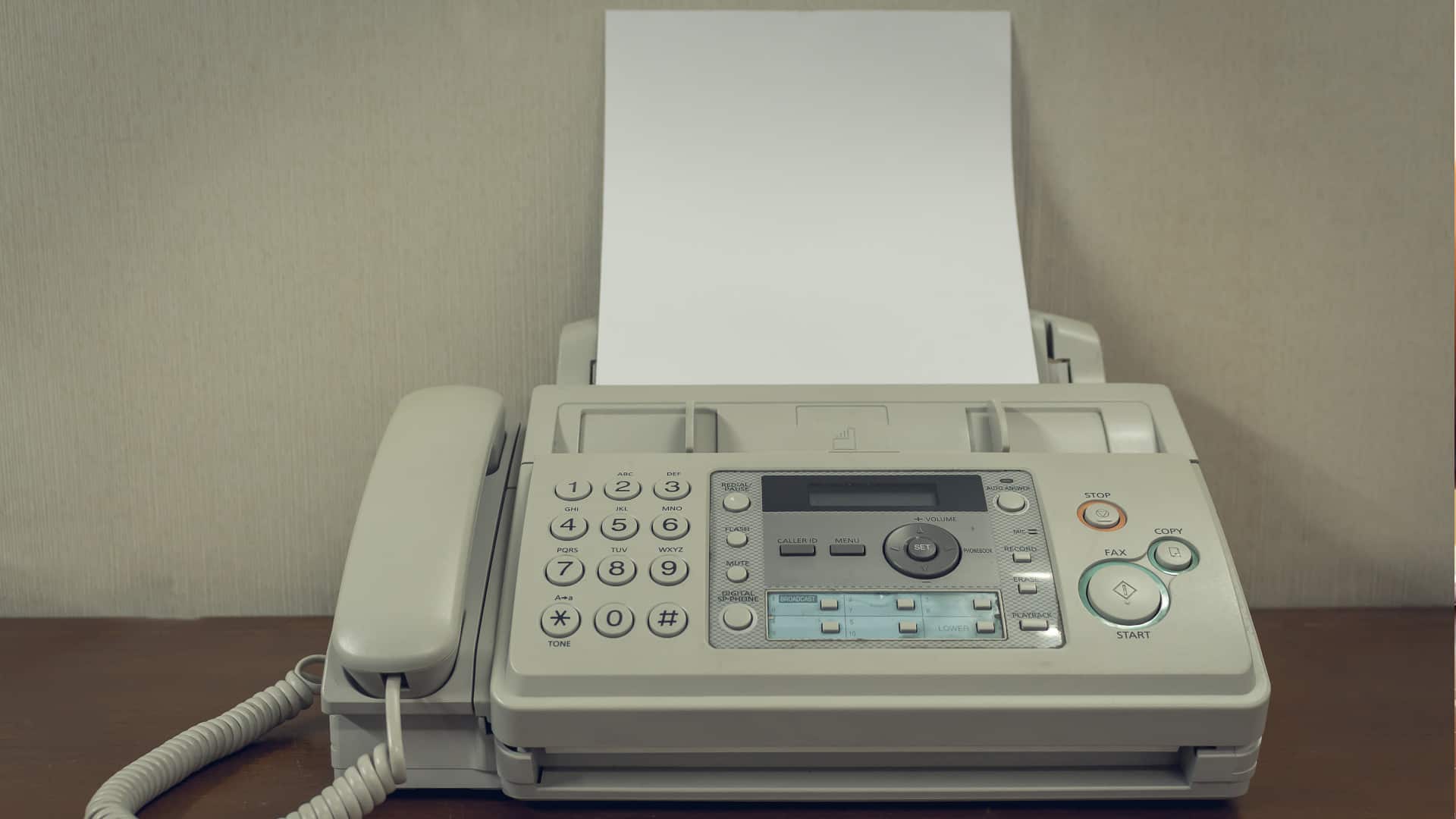 Zwischen Fax und KI: Deutschlands Digital-Paradox 1 Fax, Papier