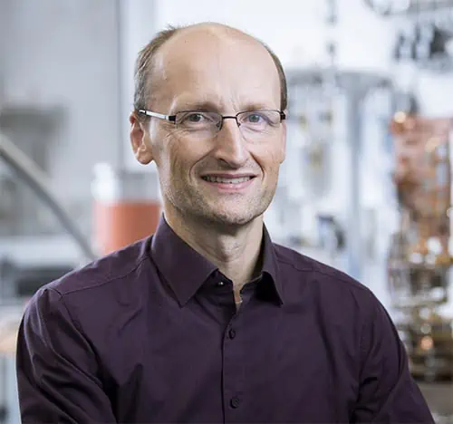 Wolfgang Wernsdorfer ist Professor am Physikalischen Institut sowie am Institut für QuantenMaterialien und Technologien des KIT. (Foto: Amadeus Bramsiepe, KIT)