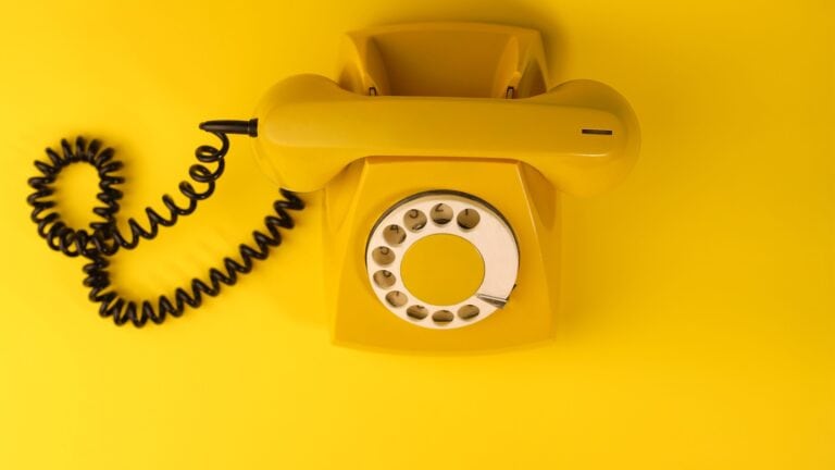 Nutzung von Festnetz-Telefonen wird immer weniger 1 Vishing - gelbes Retro Telefon