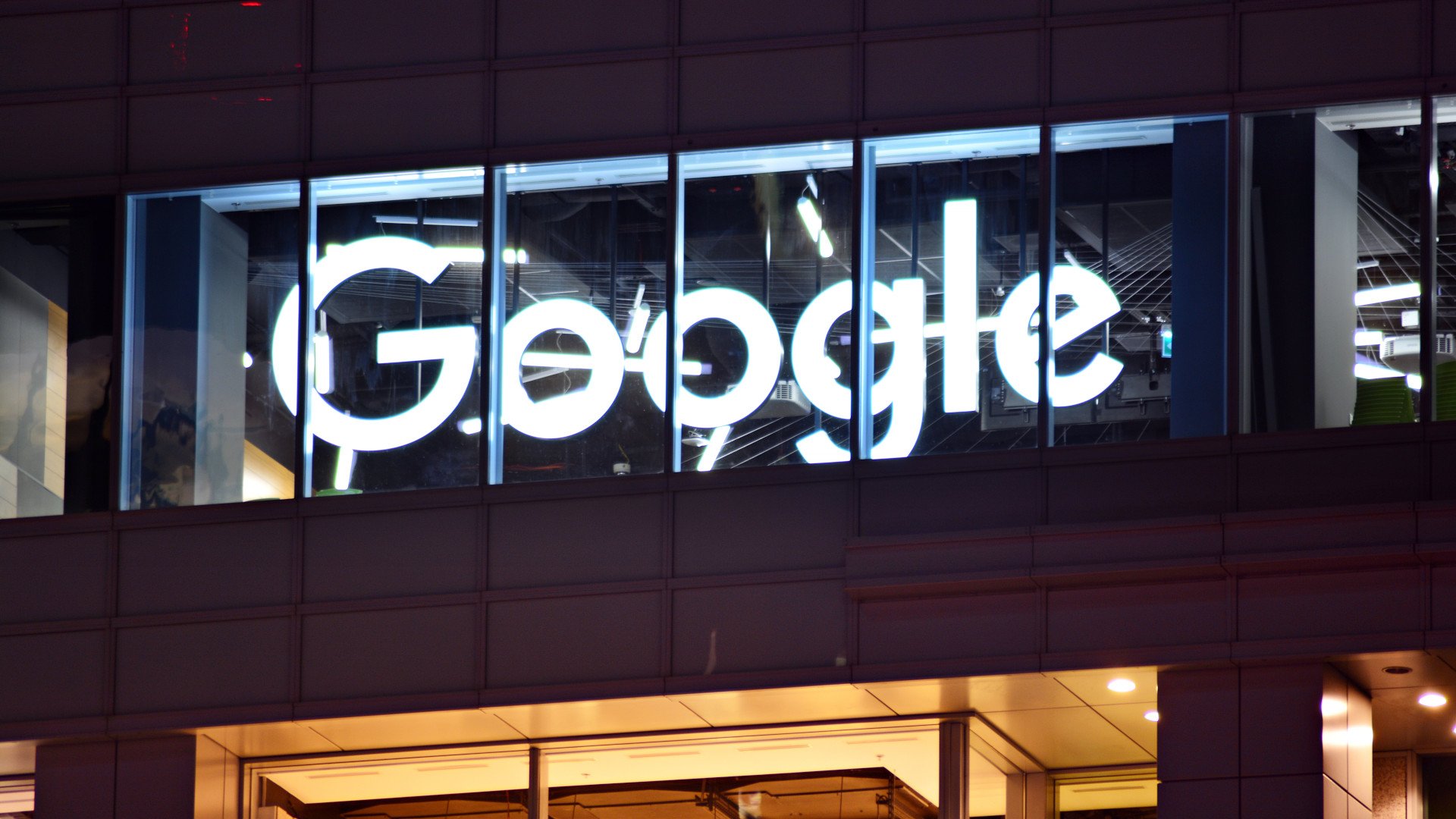 KI-Geheimnisse gestohlen: Google-Mitarbeiter angeklagt