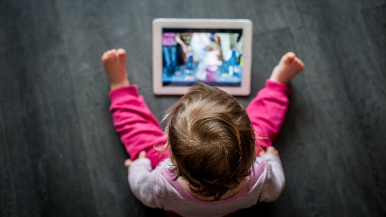 Bildschirmzeit kostet wichtige Momente für die Sprachentwicklung 1 Kleinkind mit Tablet