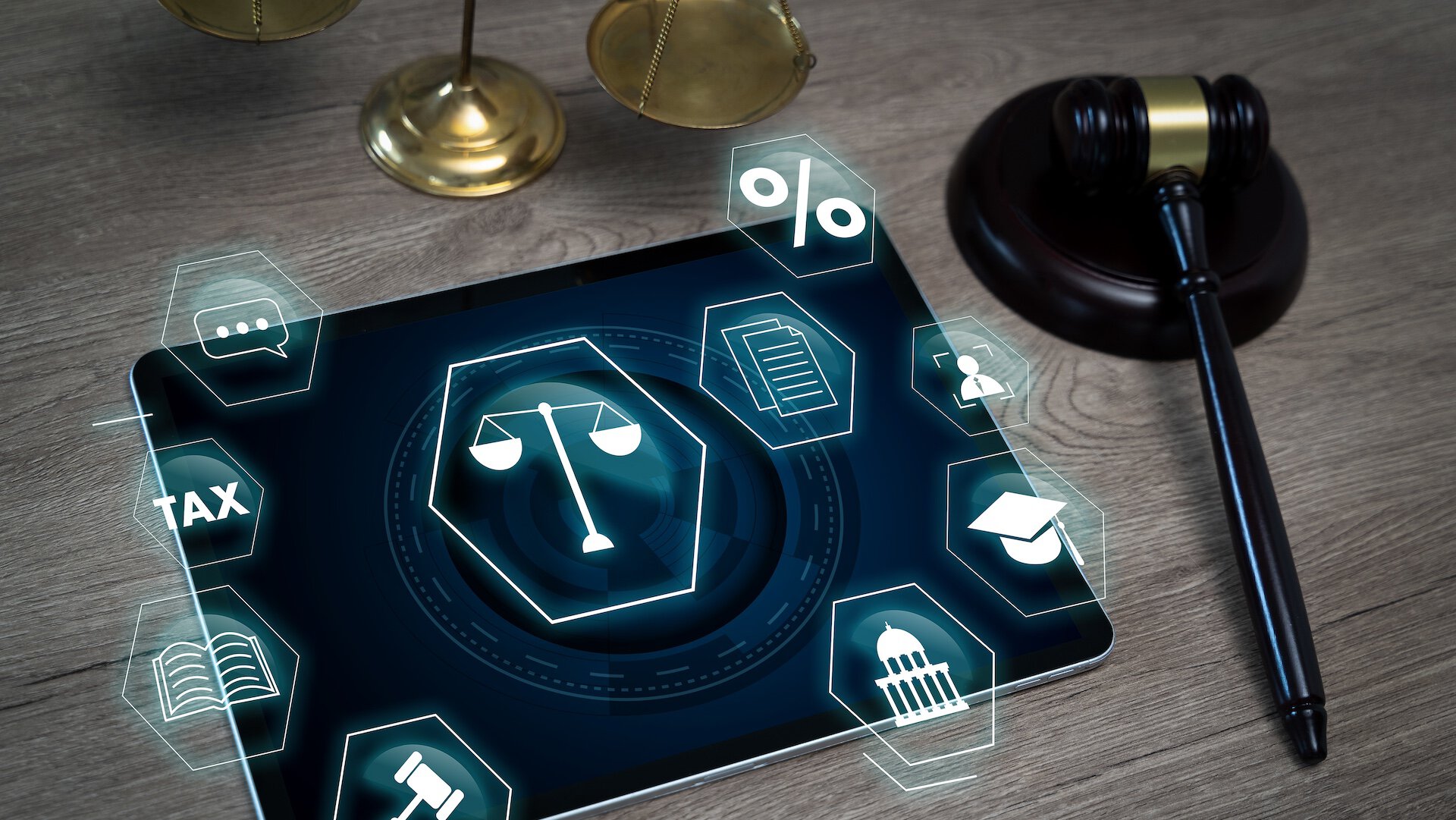 G-P Gia: Der erste KI-gestützte HR-Compliance-Advisor für globale Teams 1 Tablet und rundum Richterhammer und Waage