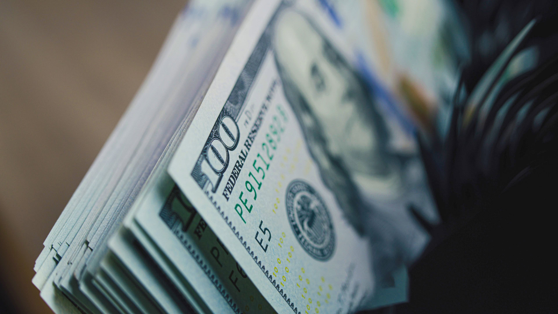 Tech-Mitarbeiter kassiert 30.000 Dollar für Fake-Empfehlungen 1 Geld