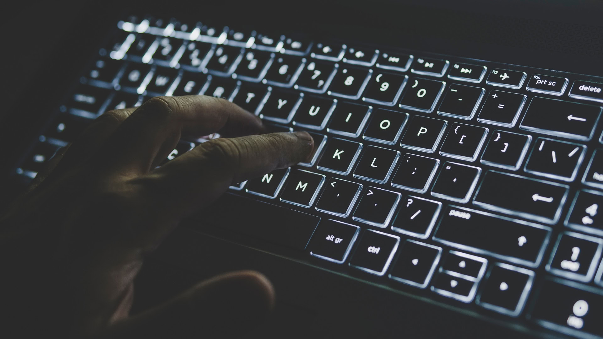 Cyberangriffe gegen vier Brandenburger Kommunen 1 Hacker Hände