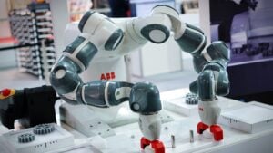 ABB-Roboter-Bildquelle-MikeDotta / Shutterstock.com