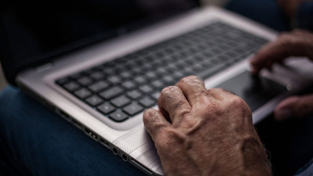 Alter Mann Laptop