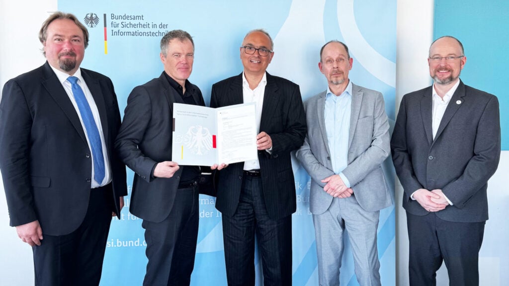 Übergabe des Zertifikats für die Swissbit Cloud-TSE 2 nach der neuesten BSI TR-03153-1, Version 1.1.1. im Bundesamt für Sicherheit in der Informationstechnik (BSI) am 8. April in Bonn. (Urheberrecht: BSI)