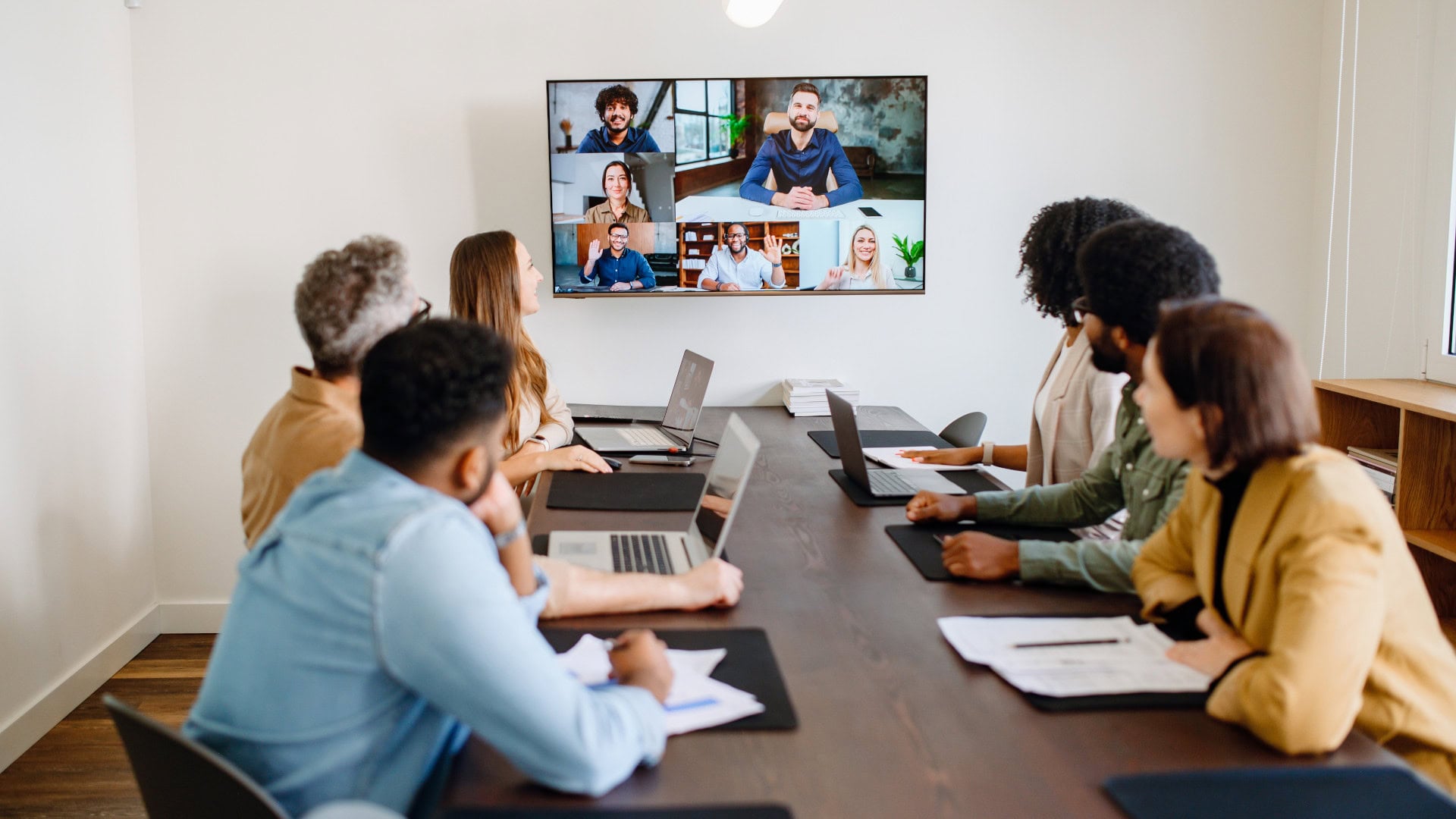 Hybride Meetings: Produktivitäts-Killer oder Effizienz-Booster? 1 Hybrid-Meeting