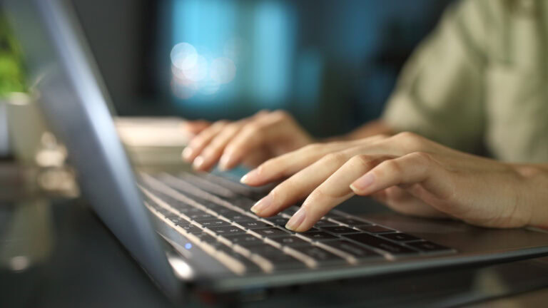 Laptop Frau Shutterstock 1926388466 1920