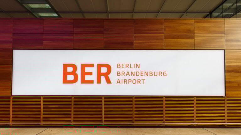 Cyberangriff an Flughäfen legt Check-in-Systeme lahm 10 Flugahfen BER shutterstock 1844203327