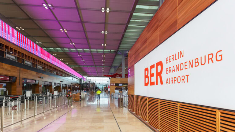 Chaos nach Cyberangriff: Flughafen BER kämpft weiter mit IT-Ausfall 10 Flughafen berlin