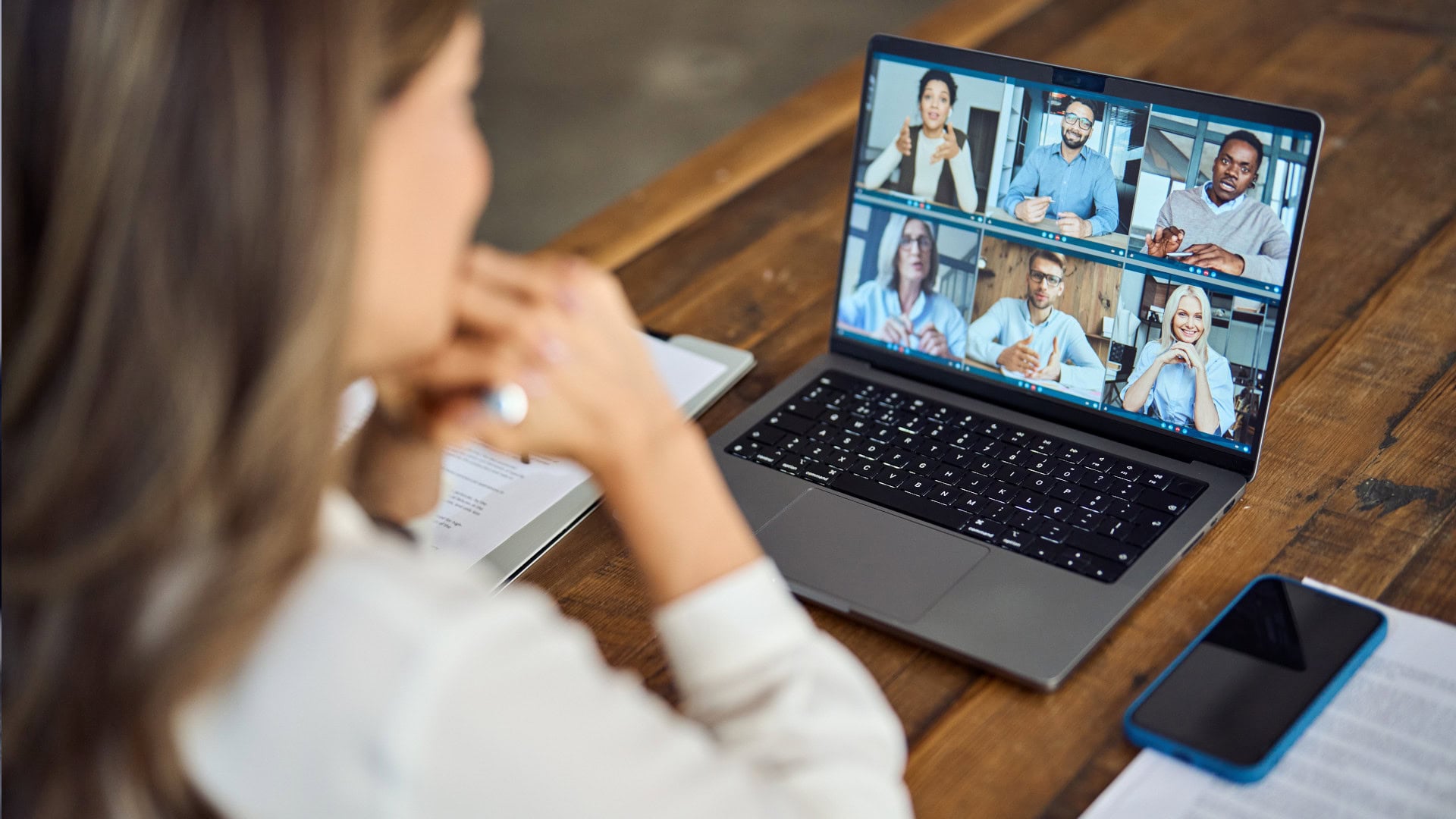 Meeting-Technik: Warum die Zukunft oft (noch) an der Gegenwart scheitert 1 Meeting