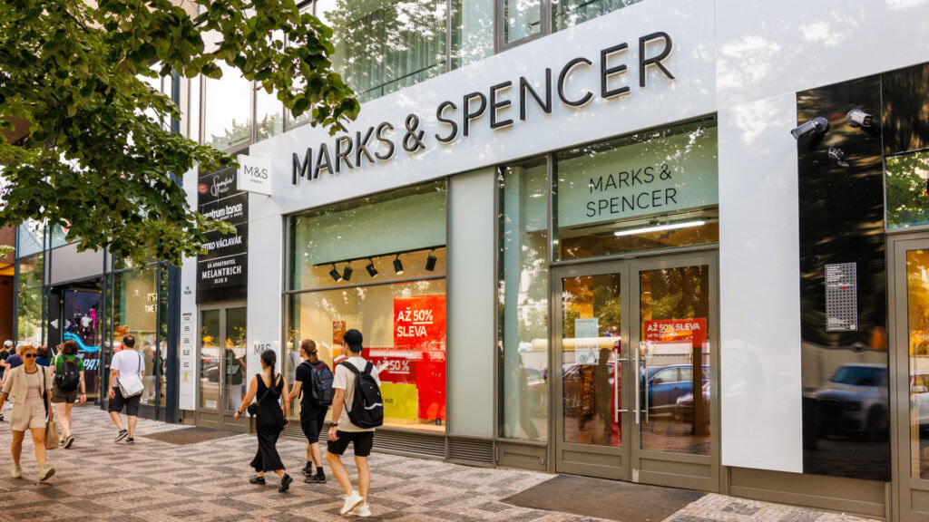 Menschen gehen an Geschäft vorbei.