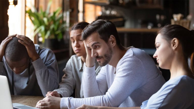 Klartext in Sachen Cybersicherheit: Was nervt, was fehlt und was hilft wirklich? 2 Team, genervt