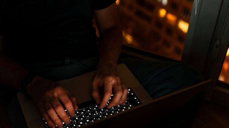 Rache: Ex-IT-Mitarbeiter sperrt 2.500 Kollegen aus 1 Hacker