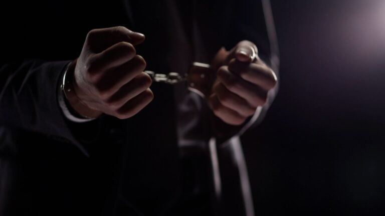 Krypto-Gründer Do Kwon zu 15 Jahren Gefängnis verurteilt 7 Handschellen