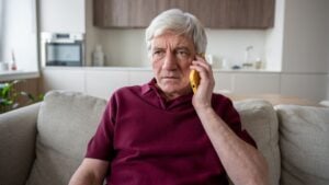 Mann Betrug Smartphone