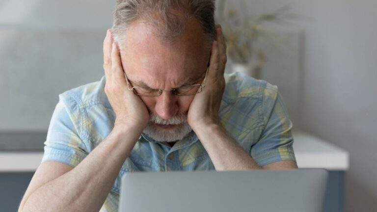 Krypto-Betrug: Rentner verliert 300.000 Euro 4 Mann, frustriert