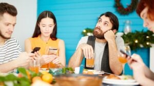 Smartphone, genervt, Essen, Weihnachten
