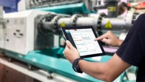 Ein MES-System als zentrales System in der Fertigung ist die Schnittstelle für alle Datenströme und steuert die Produktion aktiv nach Nachhaltigkeitskriterien. AdobeStock