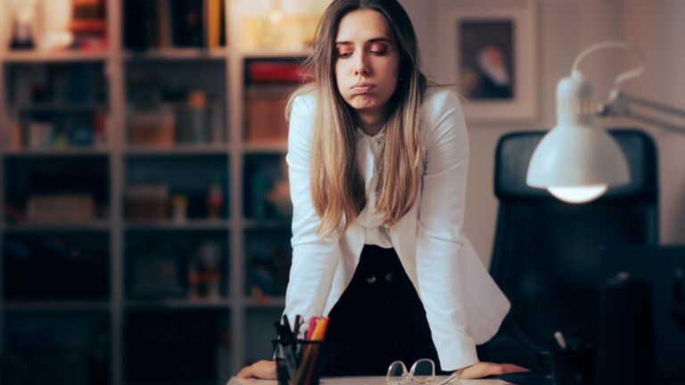 Quiet Quitting vs. Freelancing 1 Büro, Frau, Quiet Quitting