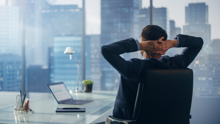 NIS2 ist Pflicht, aber deutsche Firmen lehnen sich zurück 6 CEO relaxing