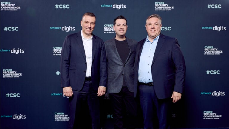 v. l. n. r. Christian Müller, Co-CEO von Schwarz Digits; Daniel Bernard, Chief Business Officer bei CrowdStrike; Rolf Schumann, Co-CEO von Schwarz Digits
